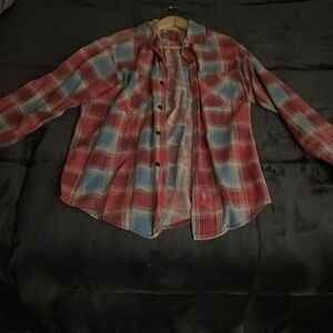 Men’s red and blue lumberjack shirt.